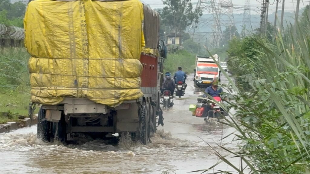 तेलगवां-विंध्यनगर मार्ग पर जलभराव से राहगीर परेशान