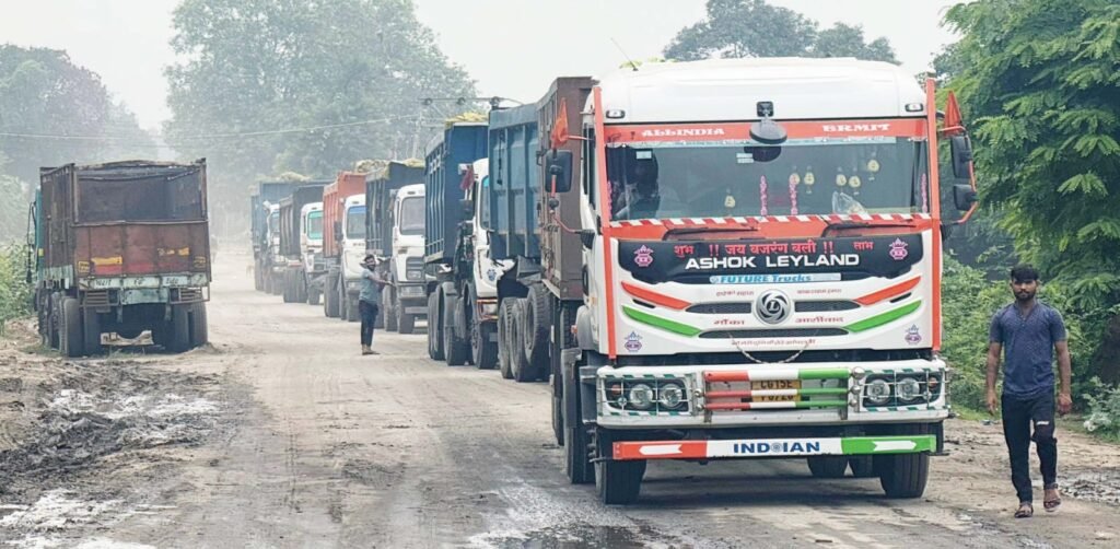 NCL दुद्धिचुआ सार्वजनिक सड़क बनी अघोषित ट्रांसपोर्टर स्टैण्ड