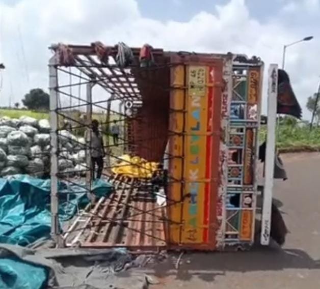 शिवपुरी में खीरे से भरा मिनी ट्रक पलटा, सरिया से लदा ट्रैक्टर  दुर्घटनाग्रस्त