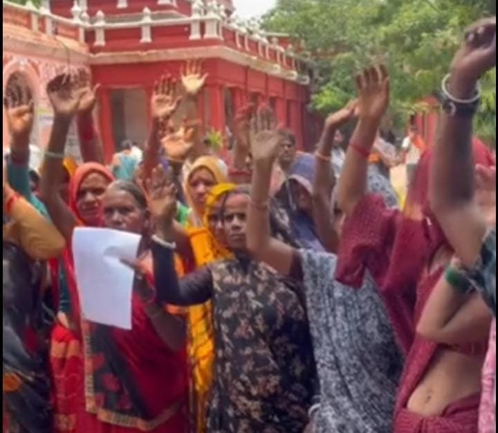 शिवपुरी में स्कूल के पास शराब दुकान का संचालन, कलेक्टर कार्यालय पर प्रदर्शन