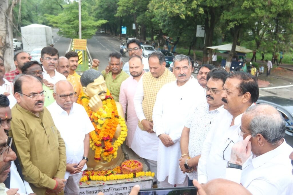 खंडेलवाल और हितानंद ने शहीद चंद्रशेखर आजाद की प्रतिमा पर किया माल्यार्पण
