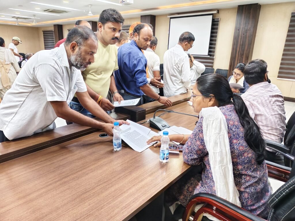 बाढ़ प्रभावित क्षतिग्रस्त मकान का मुआवजा दिलाने की गुहार