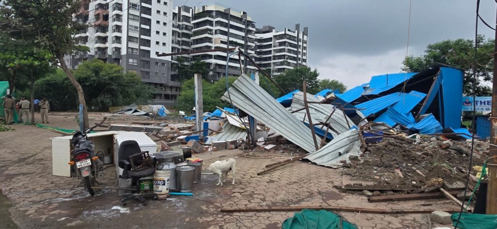 खजराना में करोड़ों की सरकारी जमीन से अतिक्रमण हटाया