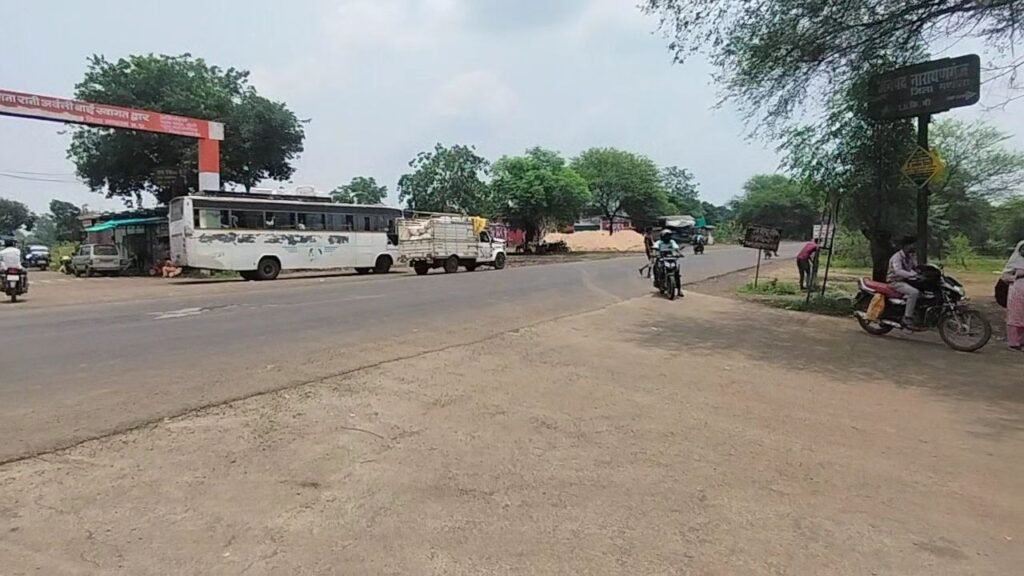 मंडला-जबलपुर मार्ग के यात्रियों की बढ़ी मुश्किलें, बस चालकों ने बस स्टैंड से बनाई दूरी