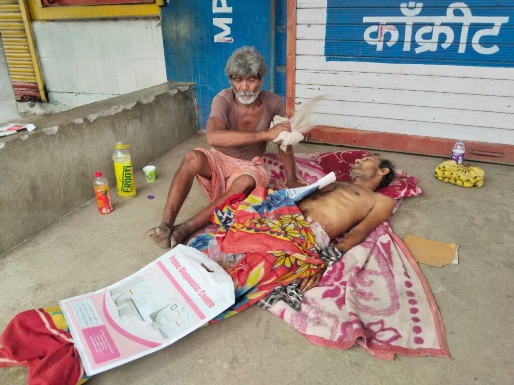 व्यवस्था लाचार, बीमार ने रास्ते तोड़ा दम, बेबस पिता बेटे के शव से मक्खियां उड़ाता रहा