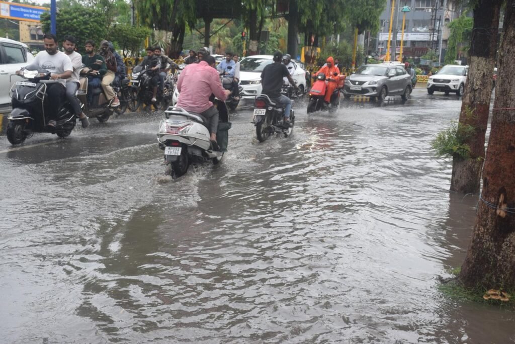 तापमान गिरा मौसम में ठंडक का एहसास