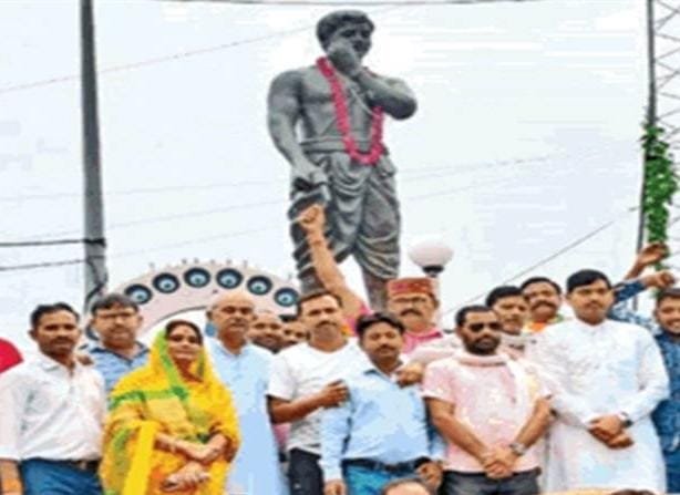 बाल गंगाधर तिलक व चंद्रशेखर आजाद की जयंती पर उनकी प्रतिमाओं पर माल्यार्पण कर नमन किया