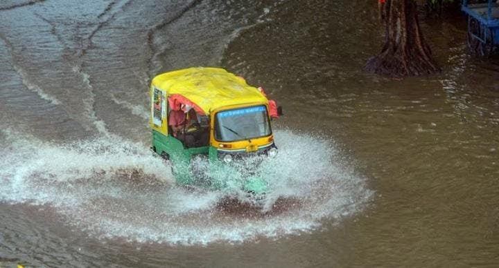 ग्वालियर में तेज बारिश से हालात बिगड़े, नदी-नाले उफान पर, राहत टीमें तैनात, शहर में बाढ़ जैसे हालात
