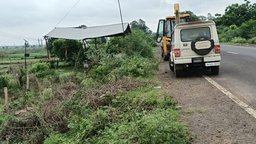 धान के खेतों में JCB से तोड़फोड़, किसानों का आरोप: जबरन अधिग्रहण से फसल तबाह