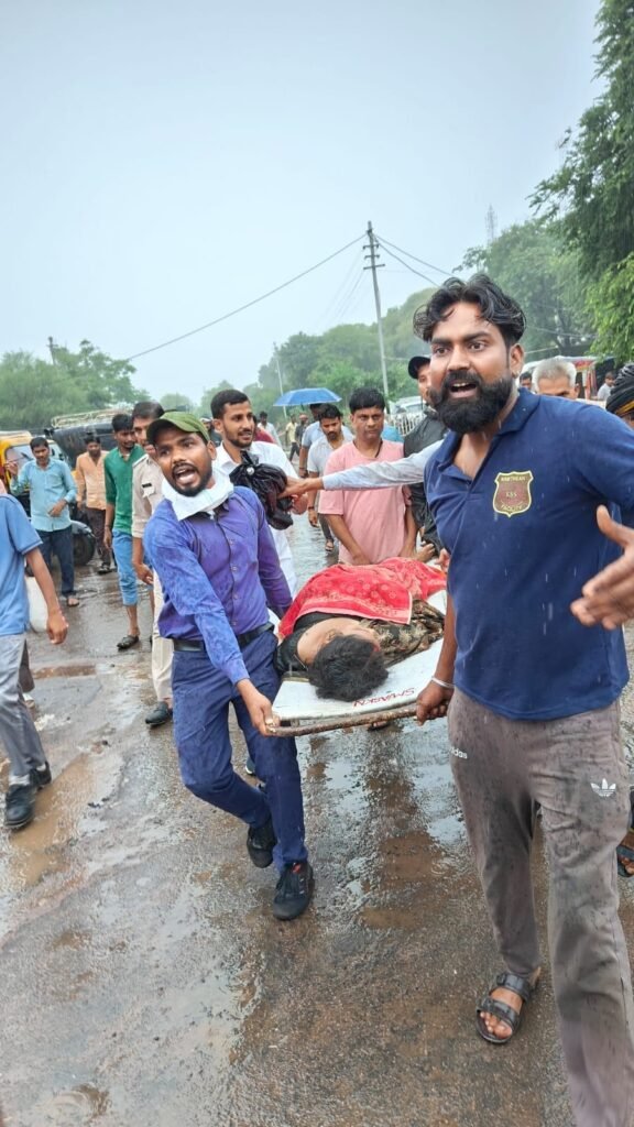 चलती ट्रेन से फिसली महिला, प्लेटफॉर्म में फंसी, GRP-रेलवे स्टाफ ने बचाई जान