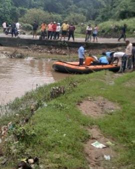 नदी में बहा युवक