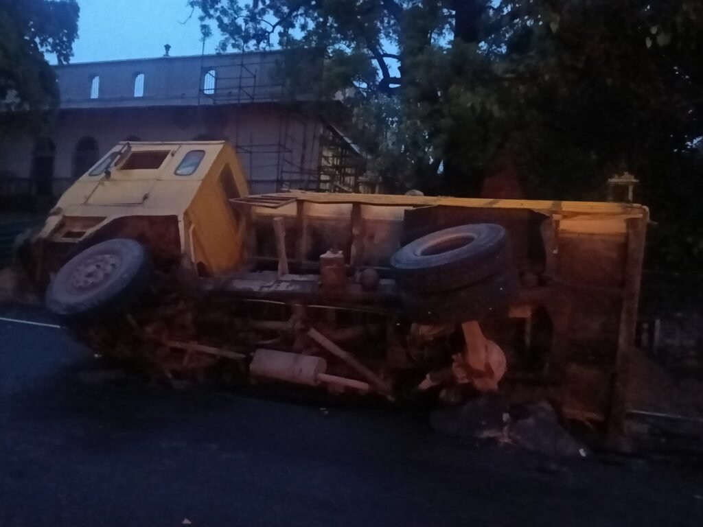 तेज बारिश से फूलबाग की सड़क धंसी, ट्रक पलटा