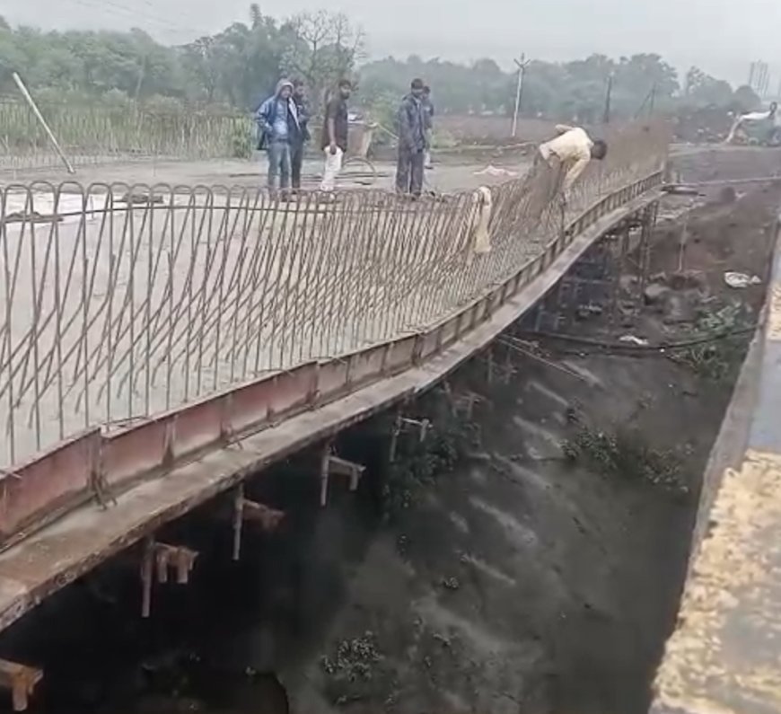 निर्माणाधीन पुल का हिस्सा धंसा