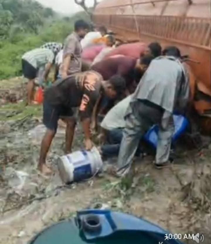 मोरवा-जयंत मार्ग पर डीजल टैंकर पलटा, डीजल लूटने की मची होड़