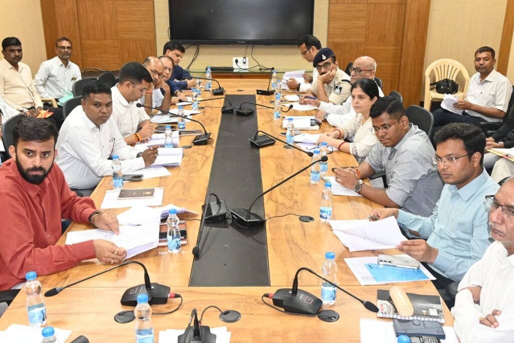 सड़क सुरक्षा समिति की बैठक: प्रदूषण फैलाने वाले वाहनों का होगा लायसेंस निरस्‍त