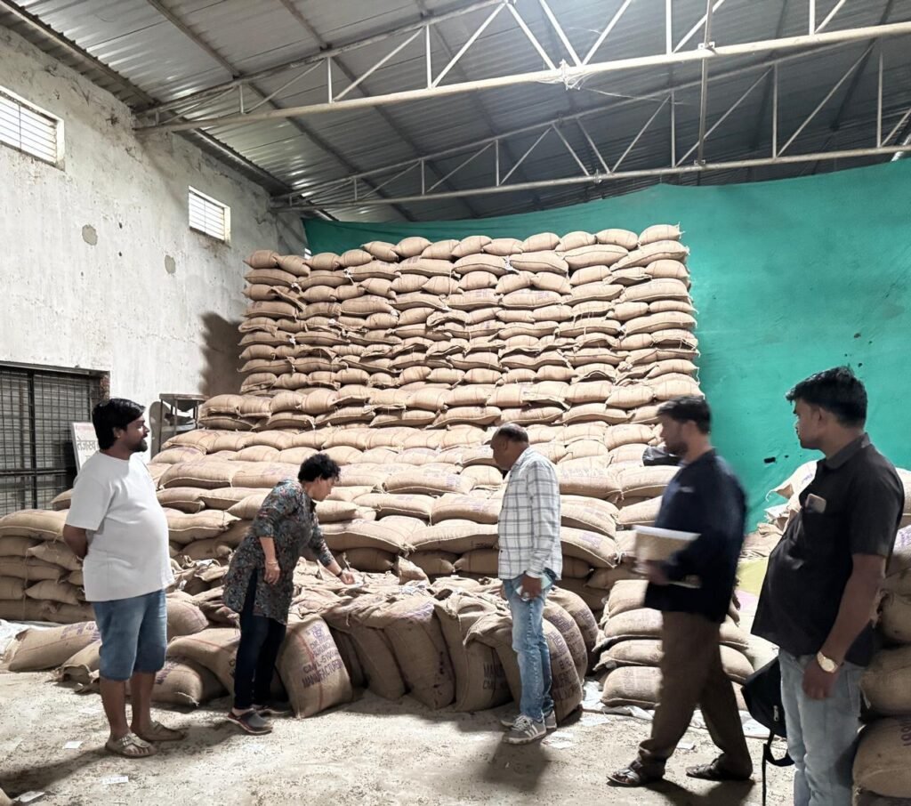 वेयरहाउस के अंदर उड़द में कचरा- मिट्टी, कहीं मिली बिना तुली मूंग