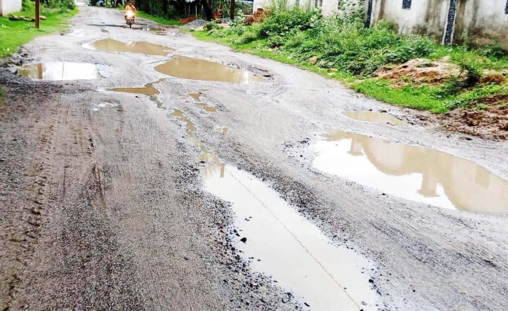 मेडिकल कॉलेज मार्ग बना हादसों का गड्ढा, बारिश में बढ़ी मुसीबत