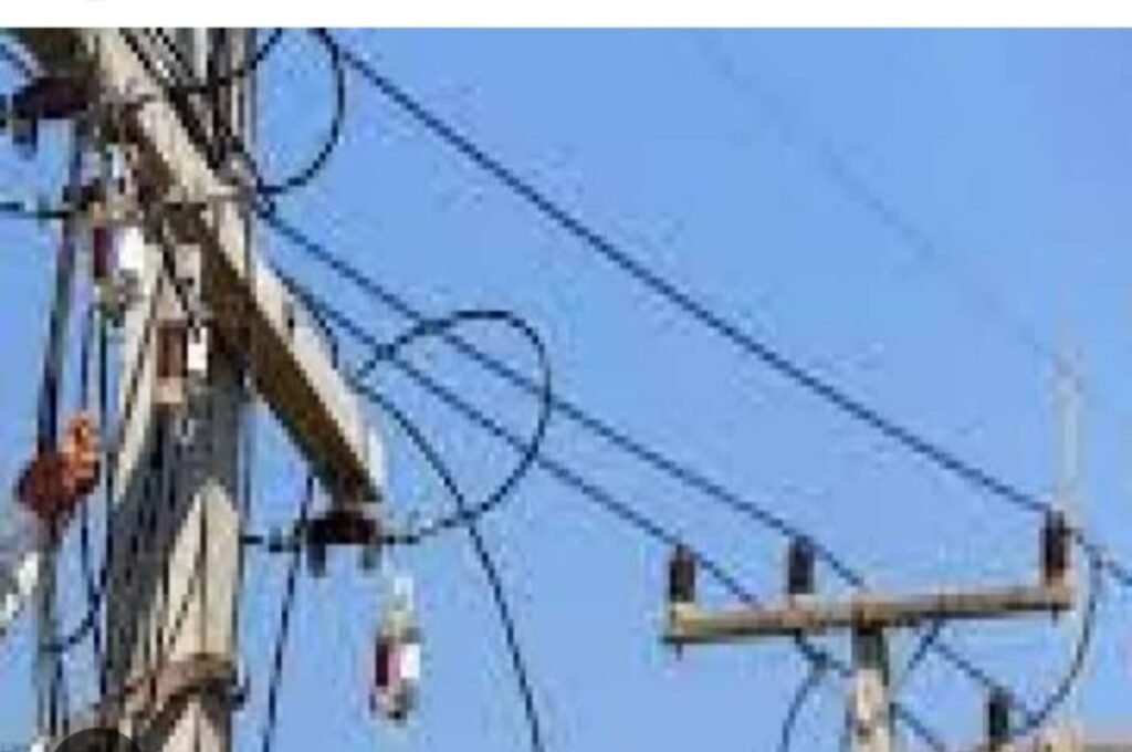 बरसात में बिजली उपकरणों से दूरी रखें, लापरवाही पड़ सकती है भारी, विद्युत विभाग की चेतावनी