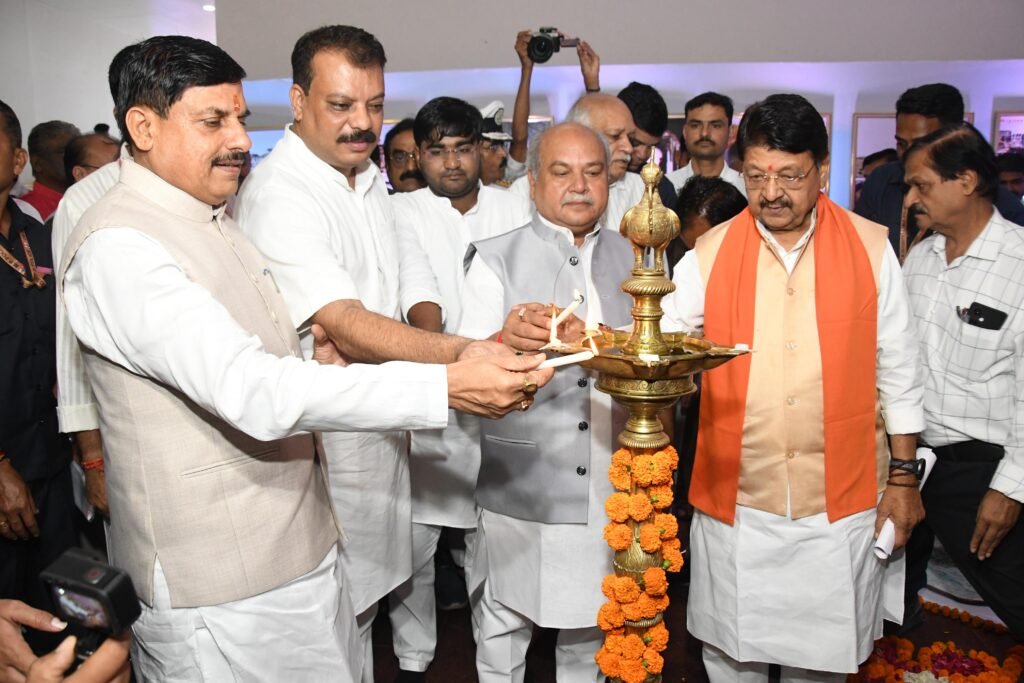 नदियों के पुनरुद्धार और जलसंरक्षण पर आधारित सदानीरा प्रदर्शनी का उद्घाटन