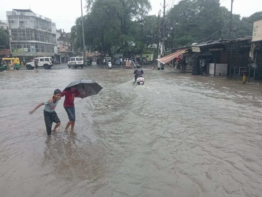 MP में तेज रफ्तार मानसून,भोपाल,देवास, गुना, हरदा, रायसेन, राजगढ़ और सीहोर में आज भारी बारिश