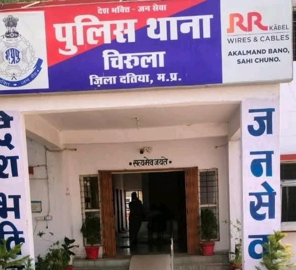 टैंकर की टक्कर से 4 बाइक सवार घायल