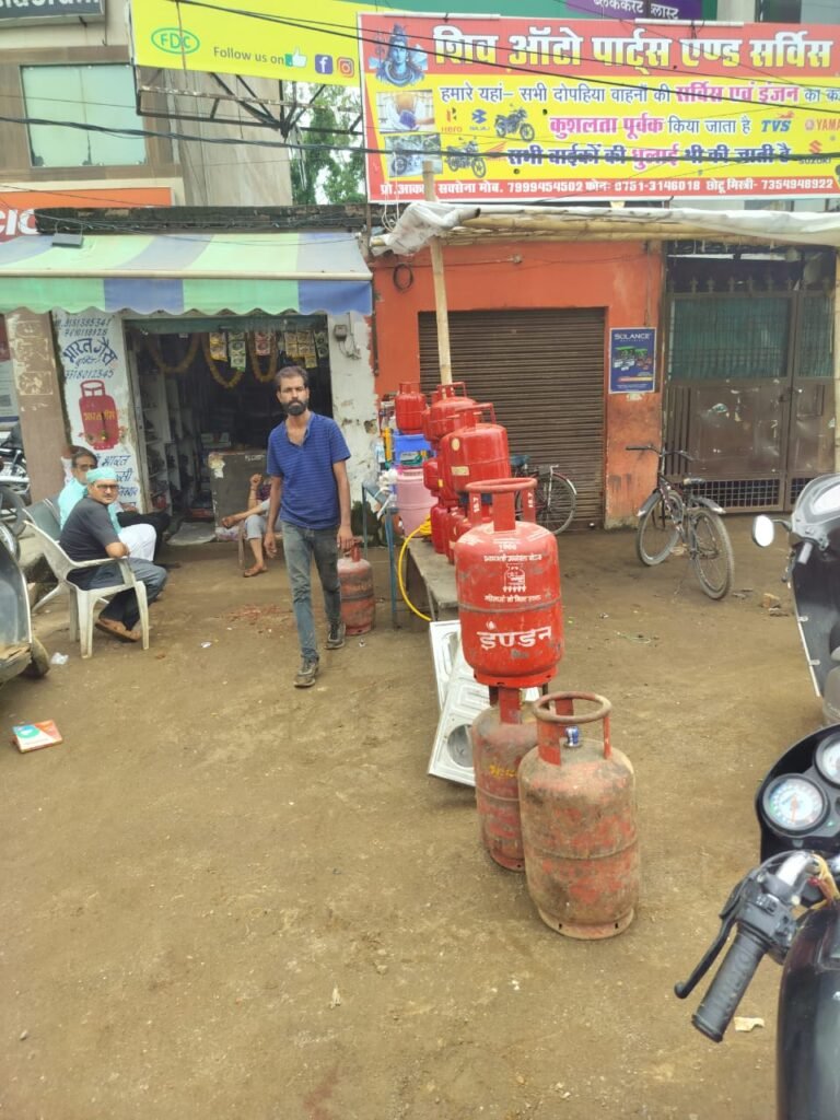 खाद्य विभाग की टीम ने छापा मार कर 26 छोटे-बड़े सिलेण्डर जब्त किए