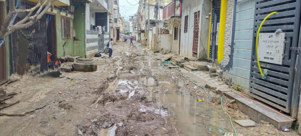 चंदन नगर:सीवरेज के लिए खोदी सड़क बनी परेशानी का सबब