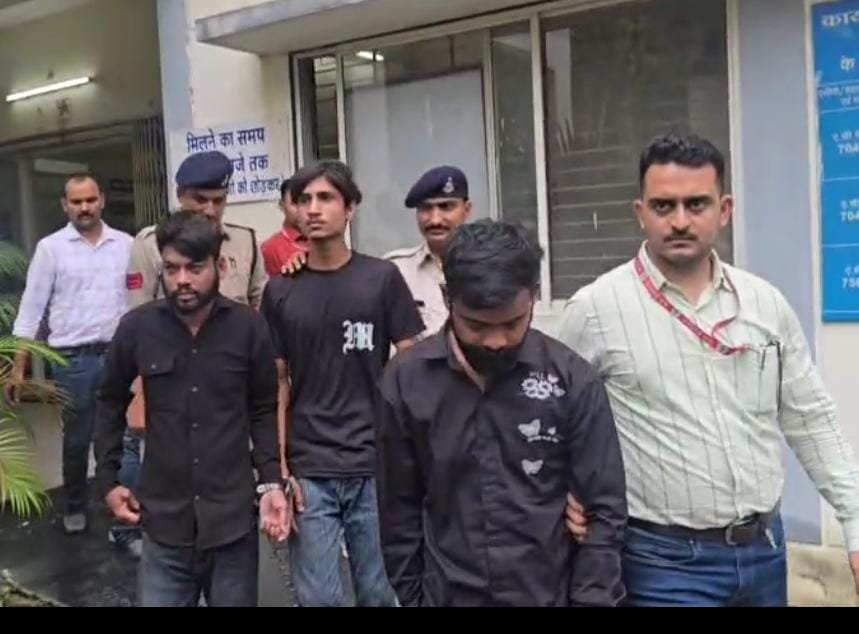 मोबाइल चोरी और ऑनलाइन ठगी करने वाला गिरोह पकड़ा गया