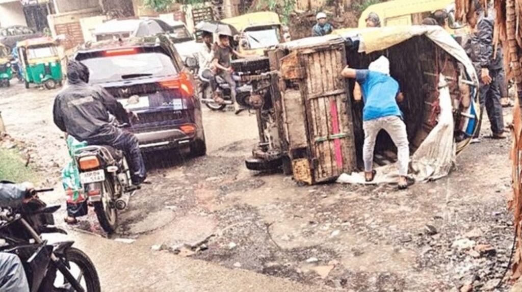 चंद्रभागा मेन रोड पर गड्ढों से फिर पलटी रिक्शा