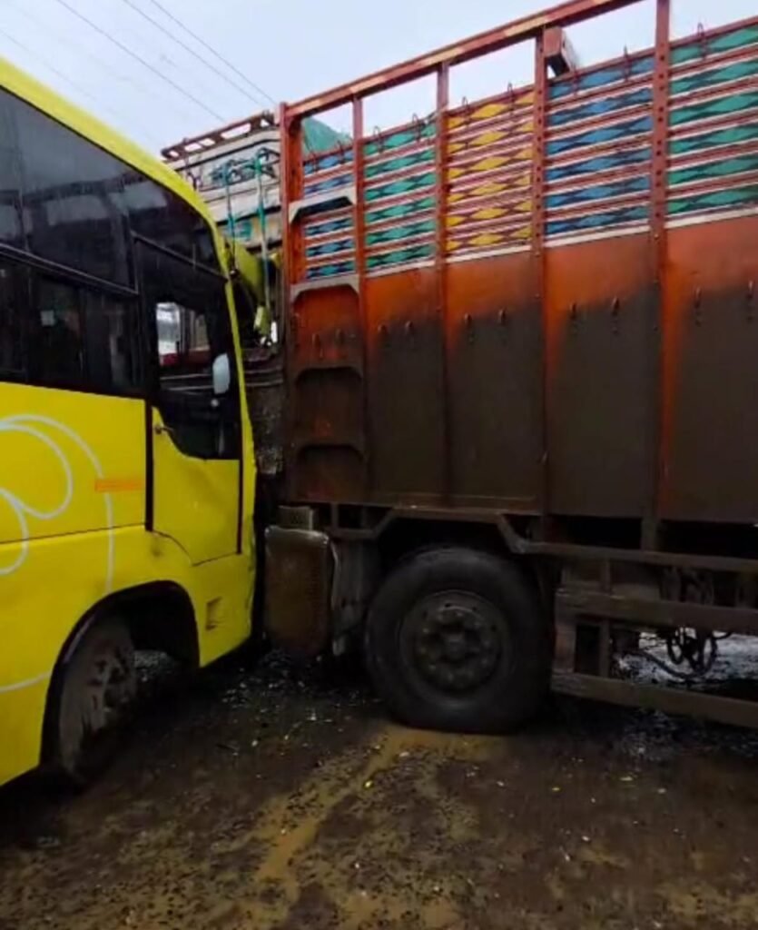 बस और ट्रक टकराए, 15  घायल