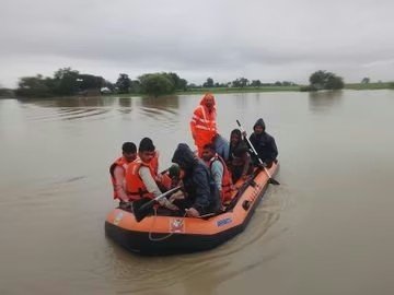 पोहरी में बाइक सहित नदी में बहा युवक