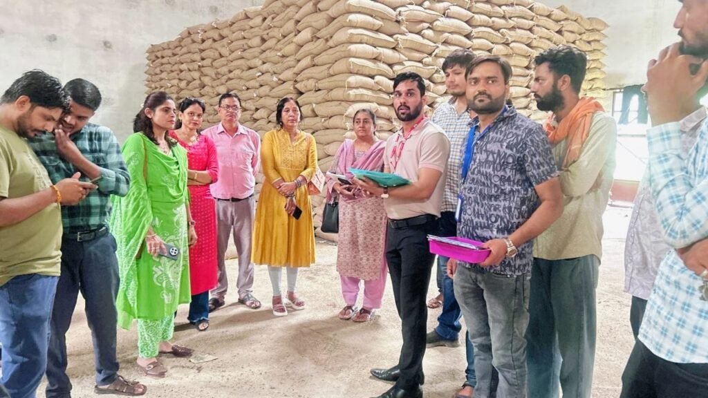 भोपाल से अचानक पहुंचे अधिकारी, मूंग खरीदी का लिया जायजा