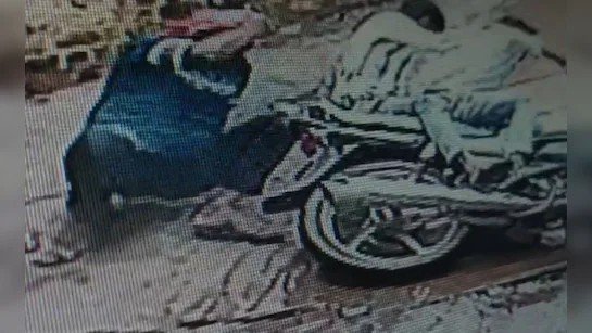 झगड़े के बाद धमकाने बाहर से बुलाए हथियारबंद बदमाश, बारिश में बाइक फिसलने के बाद भागे