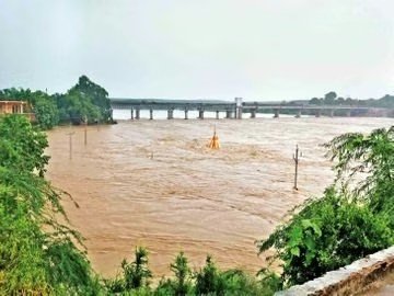 दतिया में सिंध खतरे के निशान के पार, सेवढ़ा के सभी मंदिर डूबे