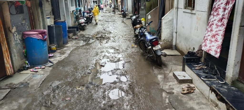 सीवरेज के लिए खोदी सड़क बनी परेशानी का सबब