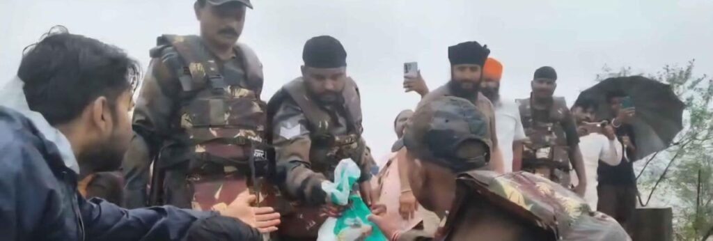 कम दृश्यता के कारण हेलीकॉप्टर का उपयोग नहीं किया जा सका