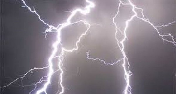 आकाशीय बिजली से इस तरह बचे