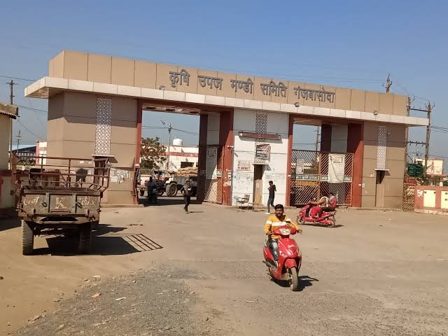 मंडी की व्यवस्था नहीं: कीचड़ व गंदगी में बिक रहीं सब्जियां