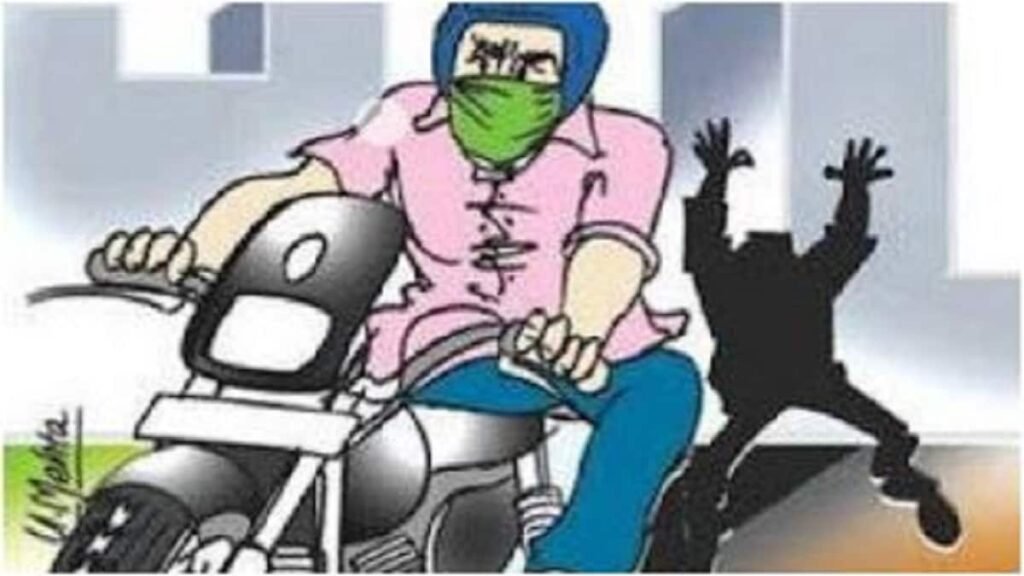 लकड़ी चोरों से जब्त 4 बाइक ले उड़े चोर