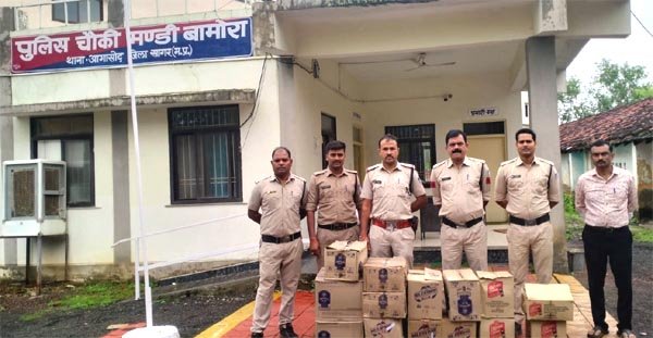 खलिहान मे खड़ी कार से अवैध शराब जब्त