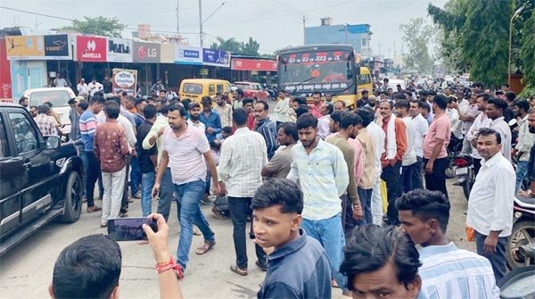 खाद न मिलने से परेशान किसानों ने किया चक्काजाम