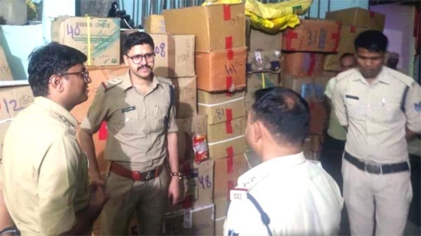 अवैध विस्फोटक पदार्थ का जखीरा पकड़ा