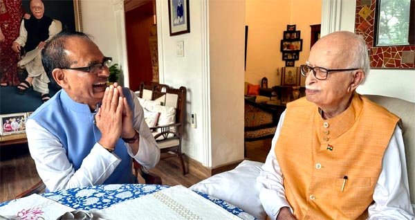 स्वतंत्रता दिवस पर आडवाणी से शिवराज सिंह चौहान ने लिया आशीर्वाद