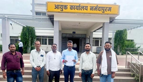 तेंदुआ की मौजूदगी से दहशत, कार्रवाई न होने पर आदिवासी युवक पहुंचे कमिश्नर के पास