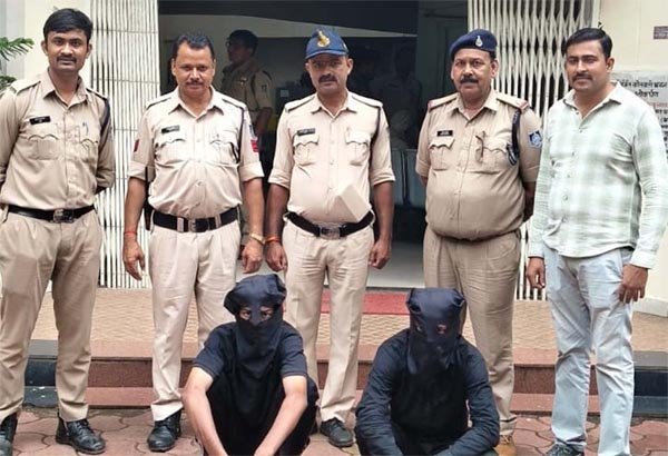 पैसे व मोबाइल छीनने के दो आरोपियों को पुलिस ने पकड़ा