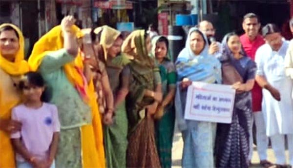 मातृशक्ति ने पटवारी के खिलाफ किया प्रदर्शन