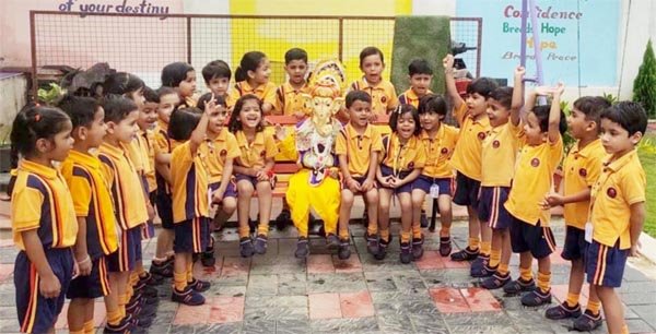 आध्या पब्लिक स्कूल में बच्चों ने बनाई प्रतिमा