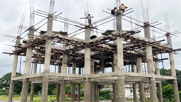 मजदूरों की जान से खिलवाड़, बिना सेफ्टी बेल्ट के 50 फीट ऊंचाई पर करवा रहे काम