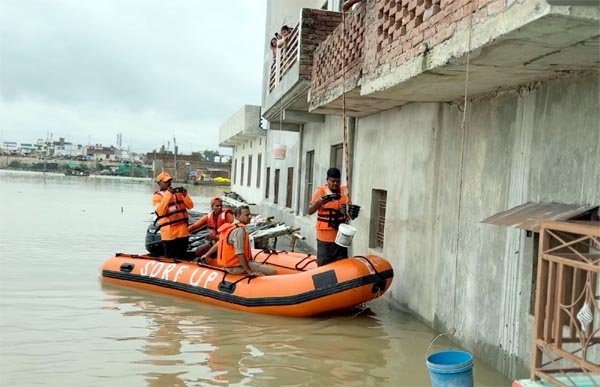 बीएसएफ ने बाढ़ प्रभावित गाँवों में भोजन के पैकेट गिराए और चिकित्सा राहत शिविर का आयोजन किया