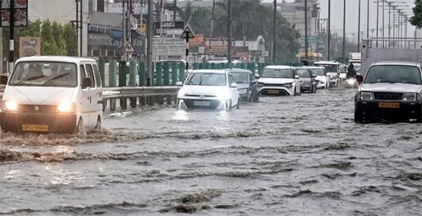 वाराणसी में मूसलाधार बारिश से जनजीवन अस्त-व्यस्त